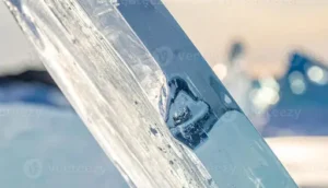 Mittel gegen Eisglätte – Was gegen glatte Wege und vereiste Flächen hilft