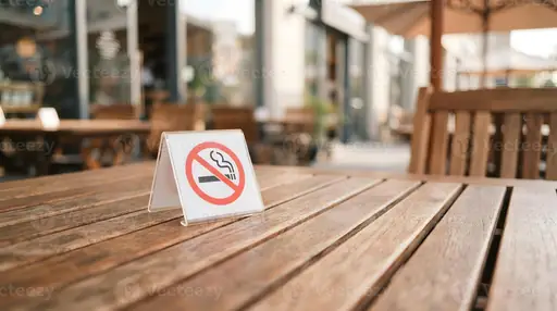 Was hilft gegen Zigarettengeruch in der Wohnung? Mit Lüften, Reinigen und Hausmitteln hartnäckigen Rauchgeruch reduzieren