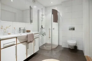 Wie groß muss eine barrierefreie Dusche sein? Barrierefreie Dusche planen – Maße, Bewegungsflächen und wichtige Anforderungen